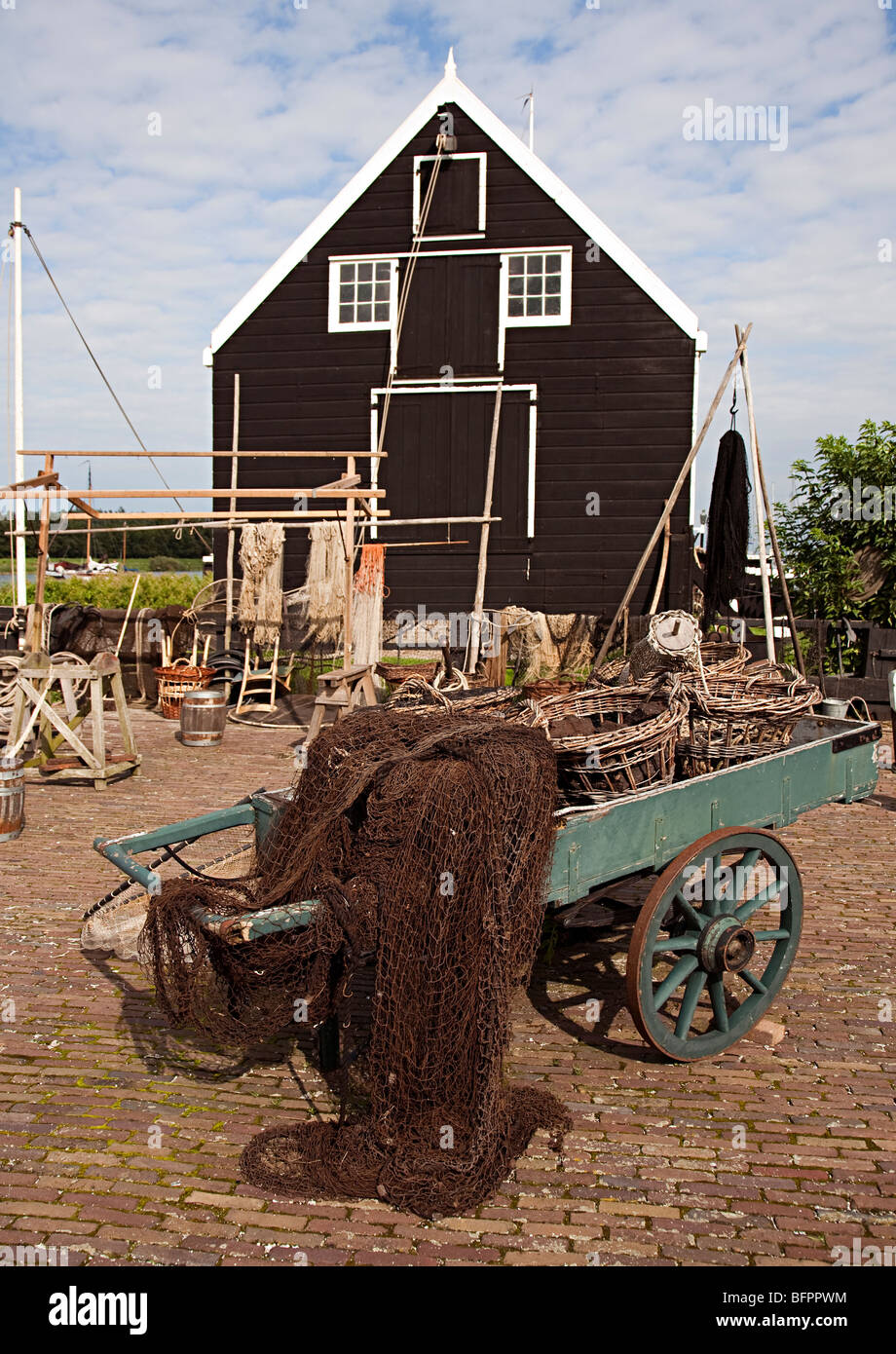 Fischernetz auf Karren mit hölzernen Gebäude im Freilichtmuseum Zuiderzeemuseum Enkhuizen Niederlande Stockfoto