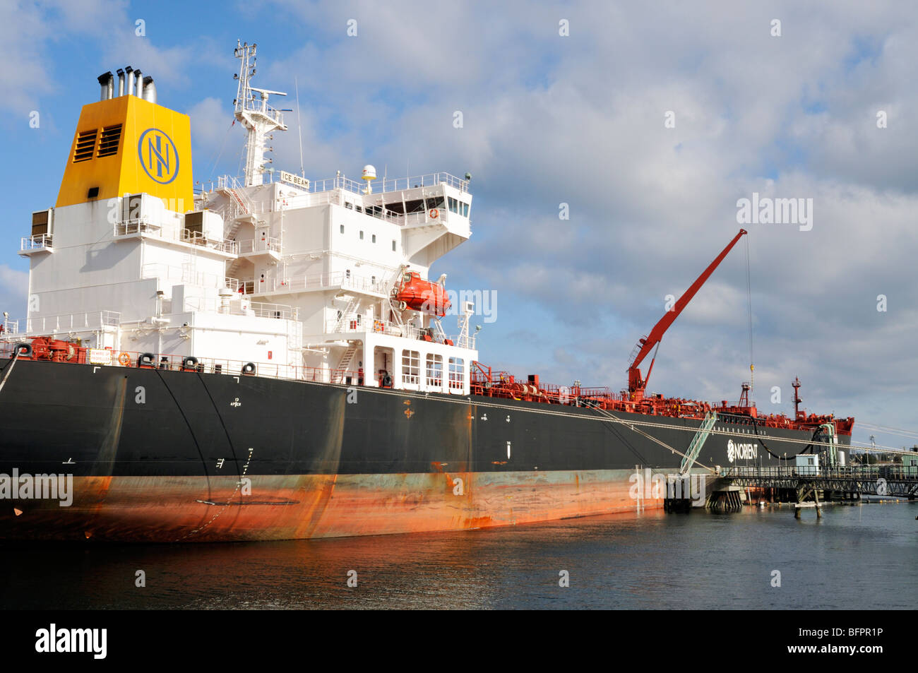 Brennstoff Rohöl tanker Schiff Ice Beam offloading Kraftstoff an Anschlußklemme Stockfoto