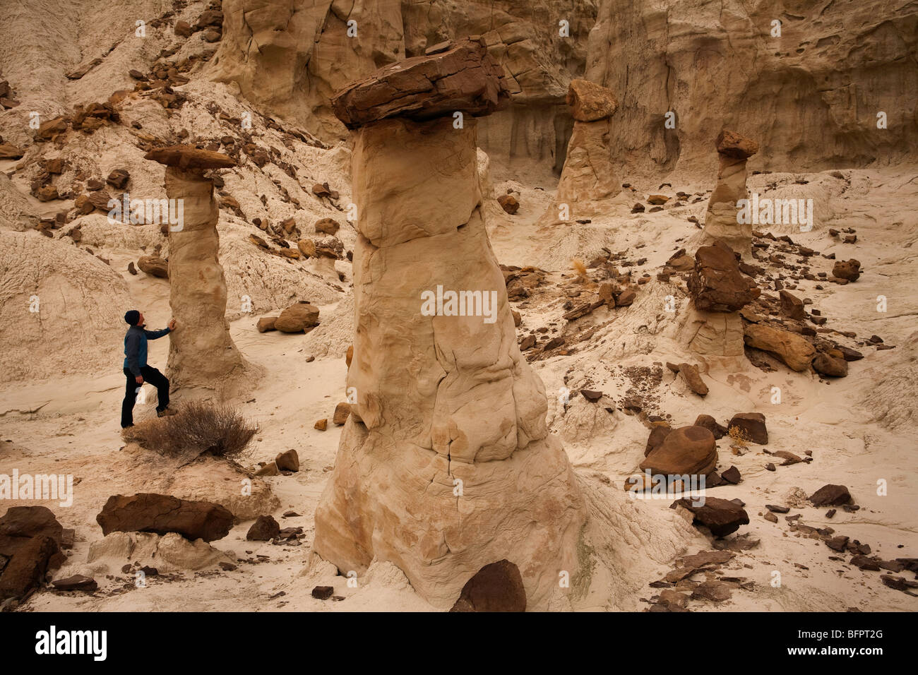 Geologische Formationen der Hoodoos im Rimrock Hoodoo-Becken auf öffentlichen Flächen in Utah, USA, Wanderer, Modell Bildrechte auf Datei Stockfoto