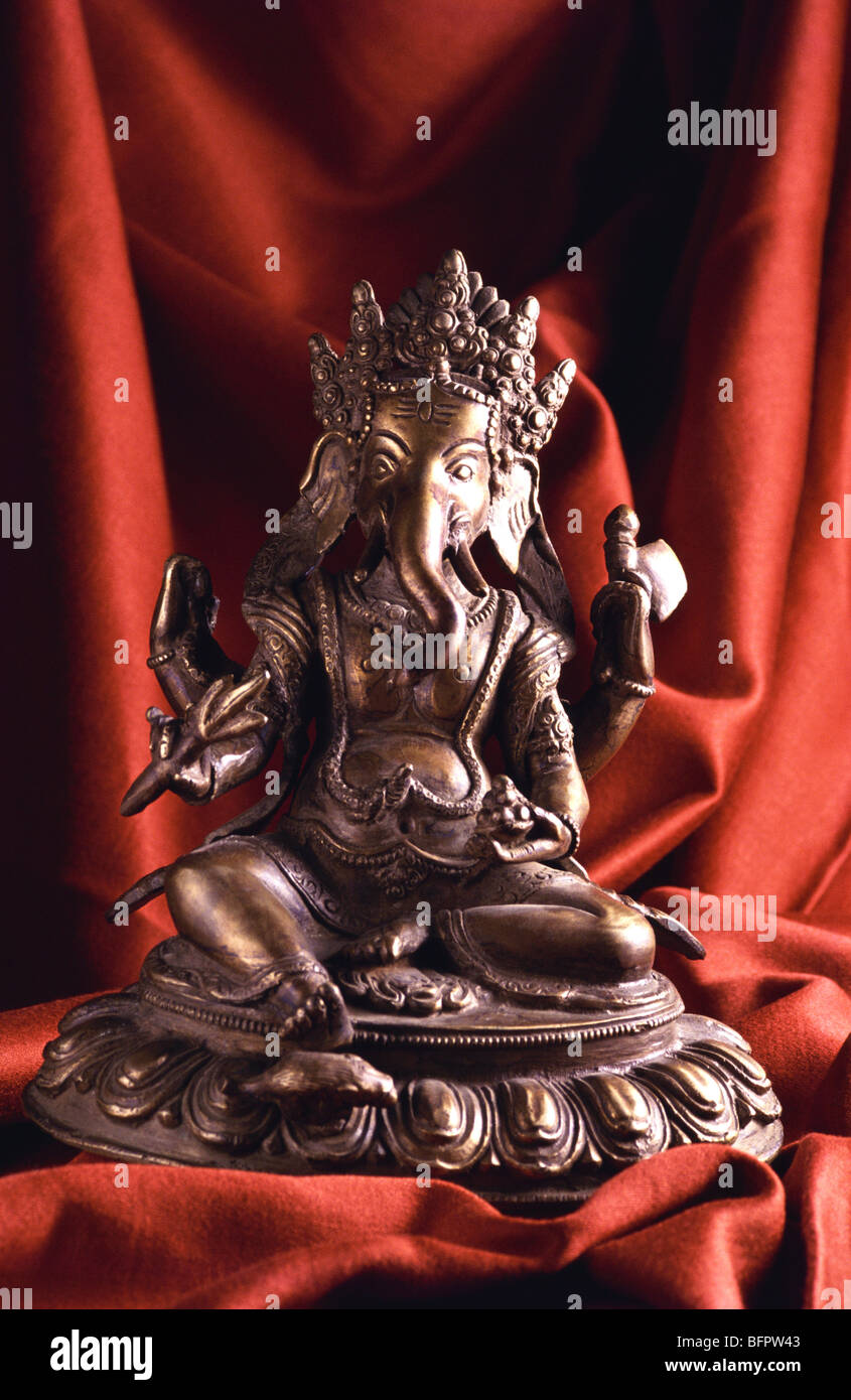 AAD 66419: Idol Gottes Ganesh aus Bronze Metall auf rotem Grund Stockfoto
