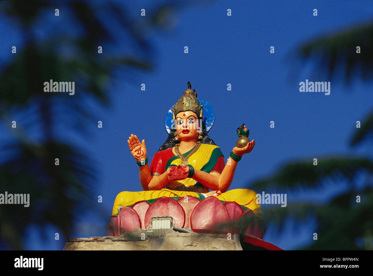 AAD 66447: Idol der Göttin Laxmi sitzen in Lotus; Basar; Andhra Pradesh; Indien Stockfoto