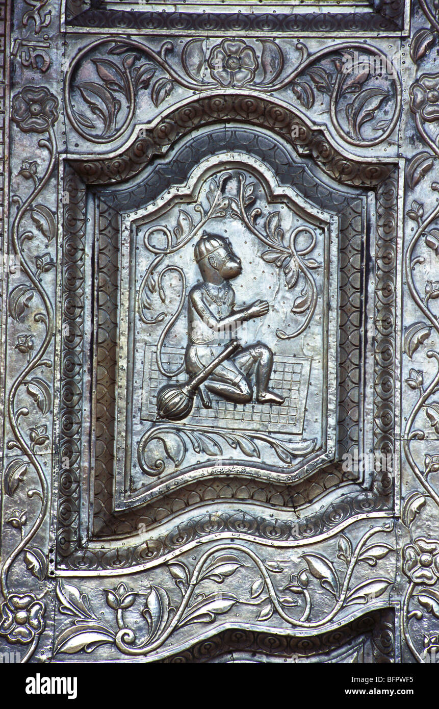 NMK 66430: Idol von Hanuman prägen Arbeit an Silberblock Tür des Hanuman Tempel; Sarangpur; Gujarat; Indien Stockfoto