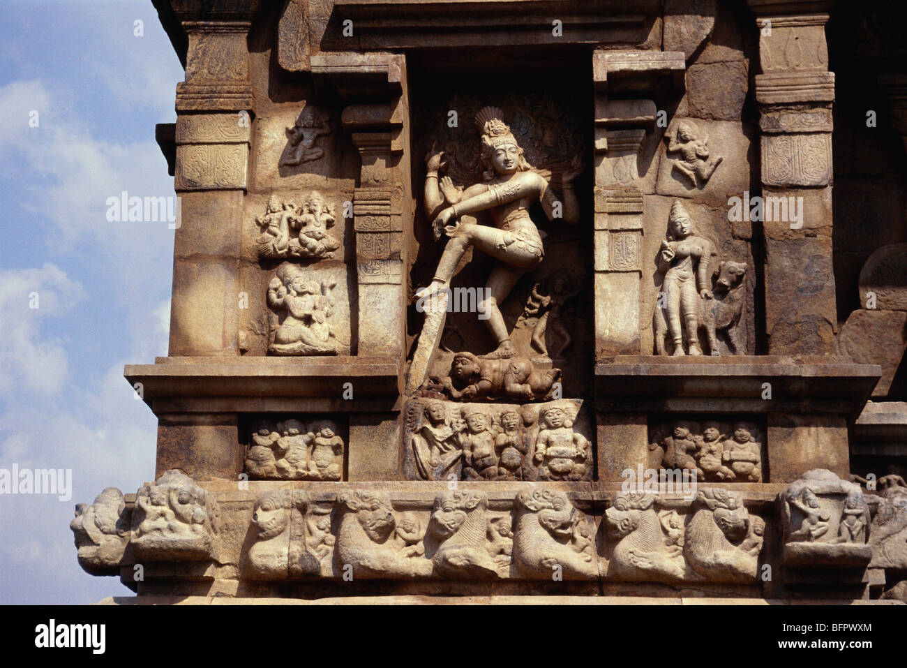 MAA 66587: Natraj Statue auf die Außenwand des elften Jahrhunderts Shiva-Tempel auf Gangaikondacholapuram; Tamil Nadu; Indien Stockfoto