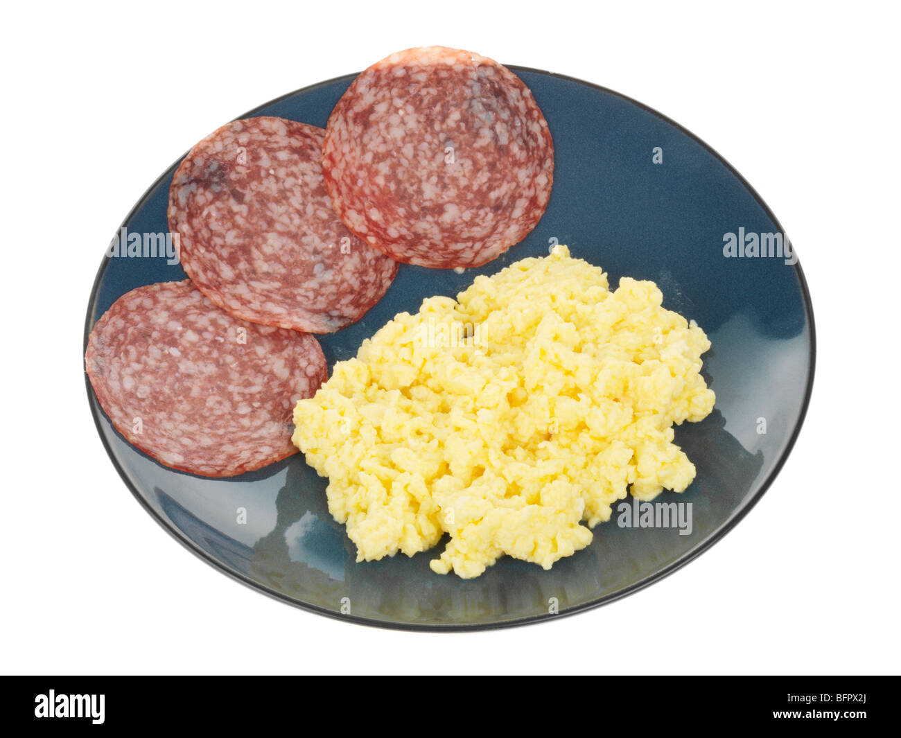 Rührei mit Salami Stockfoto
