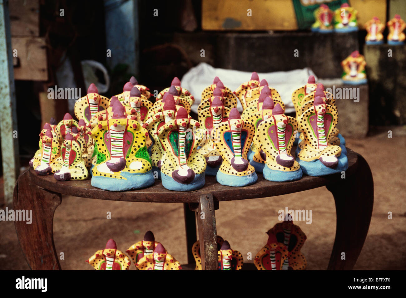 Schlange Statuen für Nag panchami Festival; Belgaum; Karnataka, Indien Stockfoto