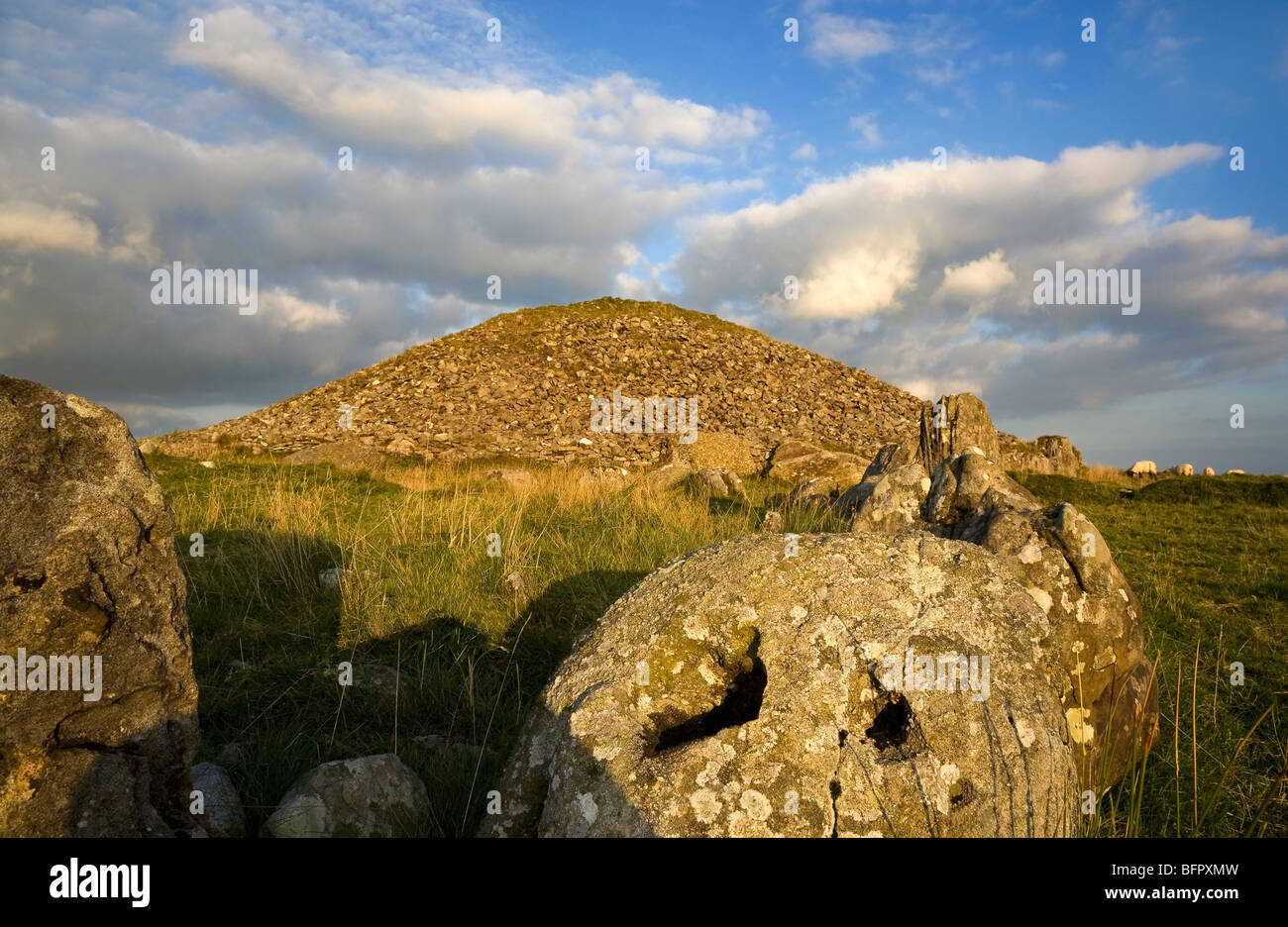Cairn T Ganggrab, Loughcrew Meagalithic Site, Slieve Na Calliagh, in der Nähe von Oldcastle, County Meath, Irland Stockfoto