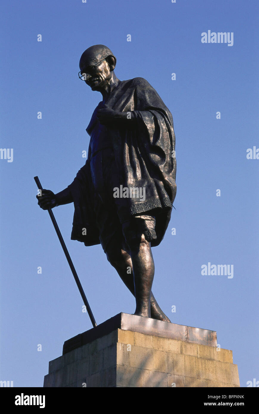 Mahatma Gandhi statue Walking mit Stock Stockfoto