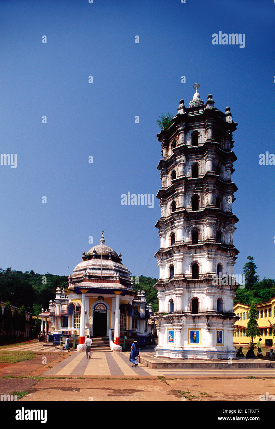 AAD 66761: Shri Mangesh Mangeshi Tempel und Lampe Turm; Goa; Indien Stockfoto