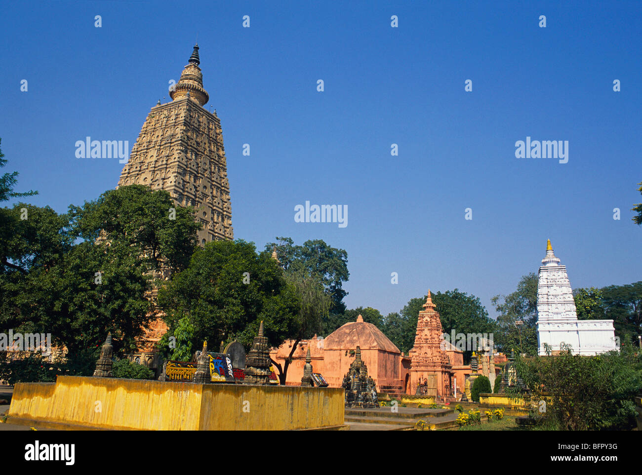 NMK 66757: Mahabodhi Tempel Animeshlochan Chaiyata RHS und verschiedenen Tempeln mit votive Stupas; Bodhgaya; Bihar; Indien Stockfoto