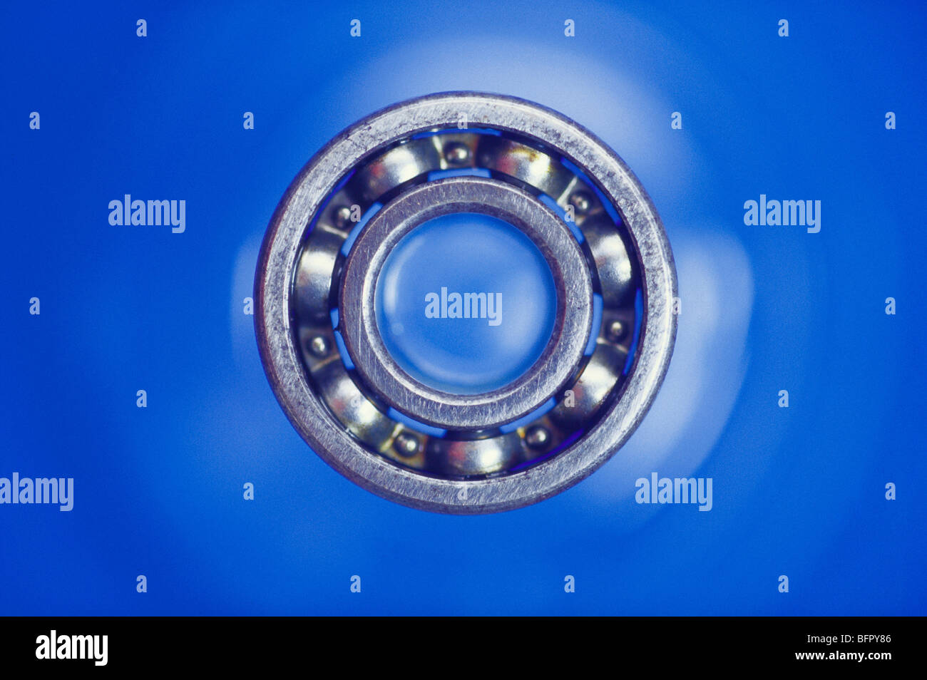 VHM 66704: Konzept; Dot Dot Com Kugellager auf blauem Hintergrund Stockfoto