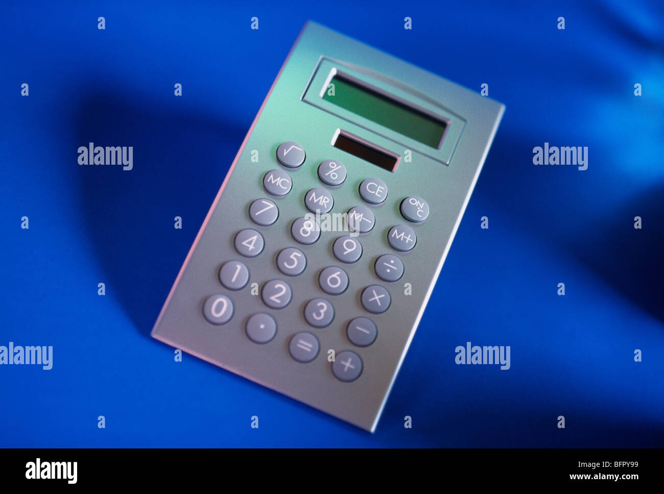 Taschenrechner auf blauem Hintergrund Stockfoto