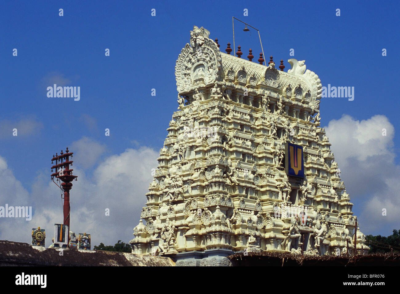 NMK 66950: Gopuram der Sri Sthalasayana Perumal Tempel Maha Vishnu Tempel; Mahabalipuram Mamallapuram; Tamil Nadu; Indien Stockfoto