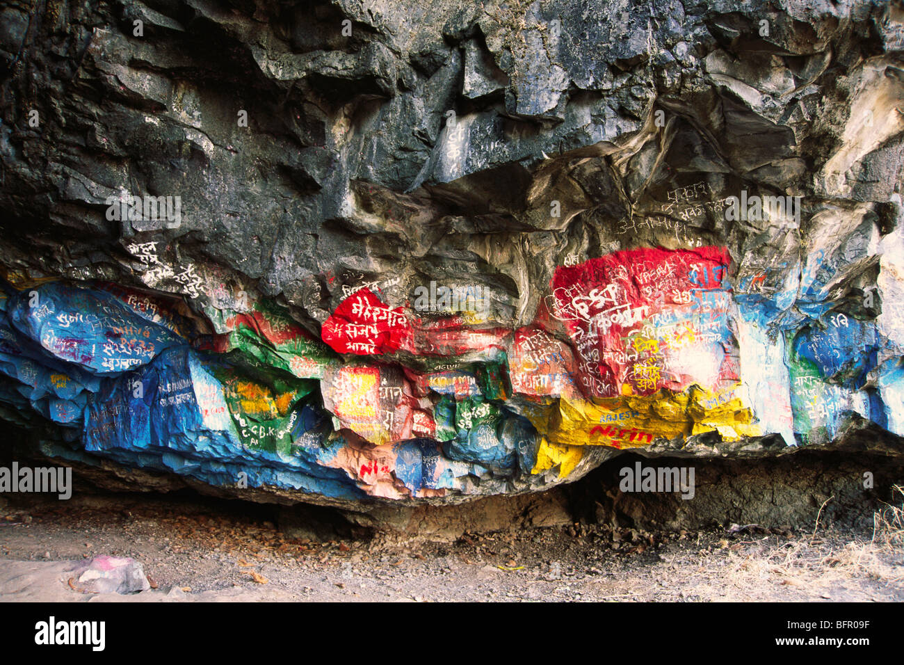 SDM 66982: Graffiti in Machindranath Höhle verwöhnen; Toranmal Nandurbar; Maharashtra; Indien Stockfoto