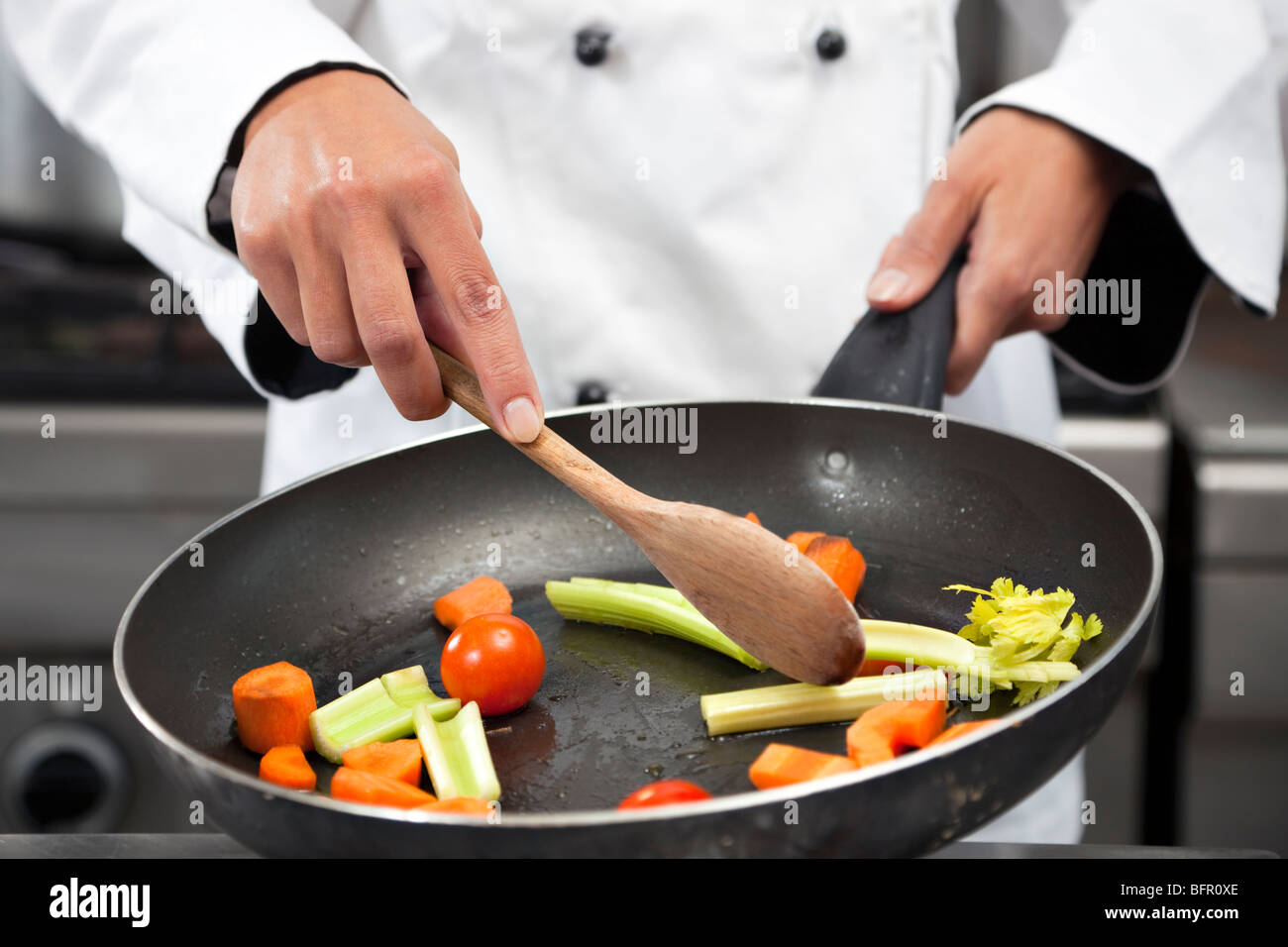 Blick auf weibliche Koch Kochen Gemüse beschnitten Stockfoto