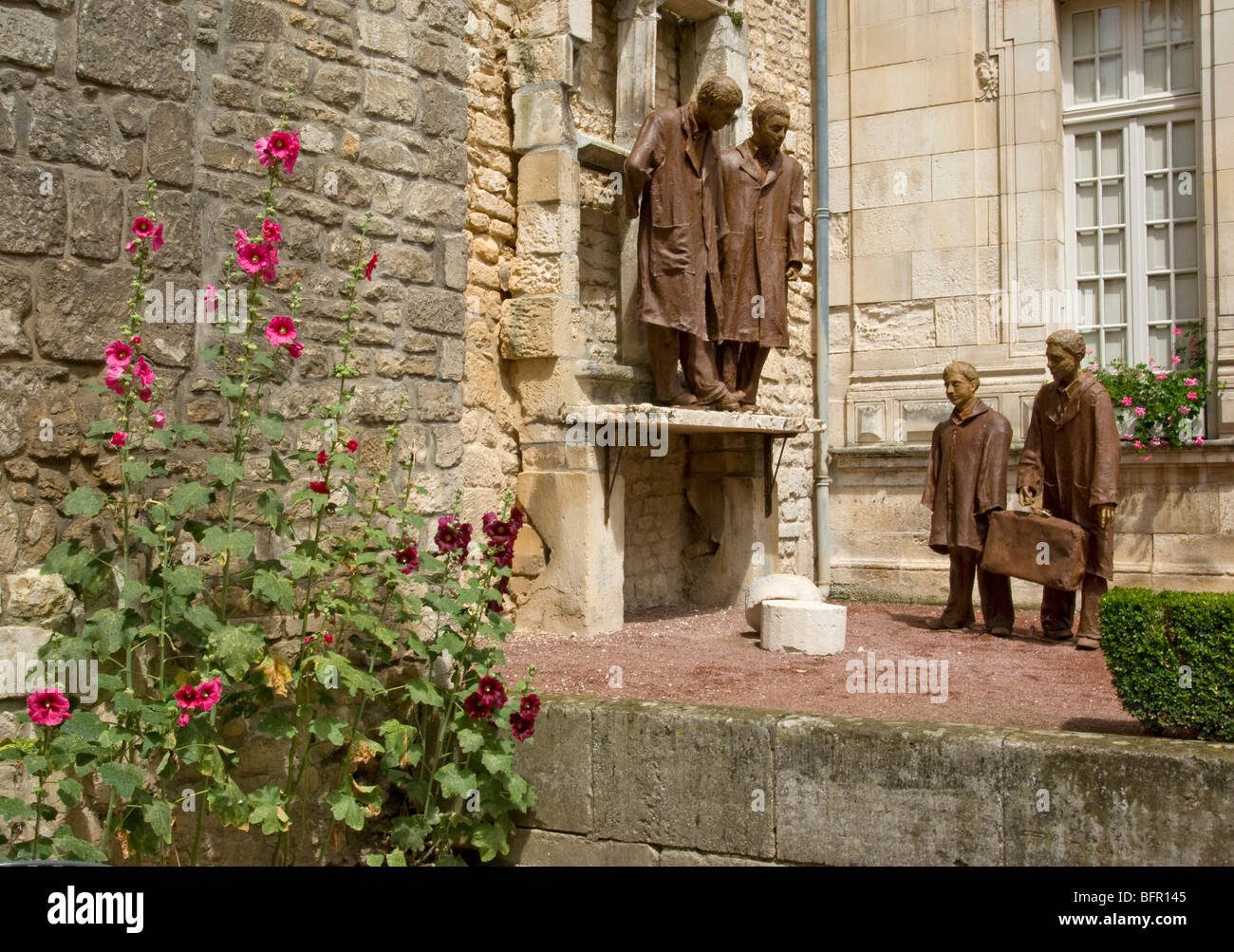 Statuen außerhalb der Kunstgalerie Saintes Stockfoto
