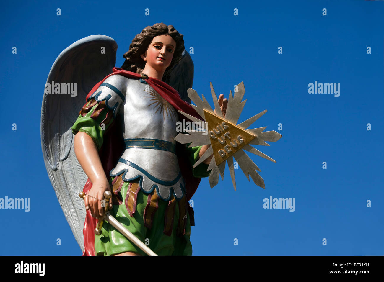 Eine Pappmaché Statue des Heiligen Michael positioniert für das Fest der Heiligen Maria Himmelfahrt am 15. August in Mosta, Malta Stockfoto