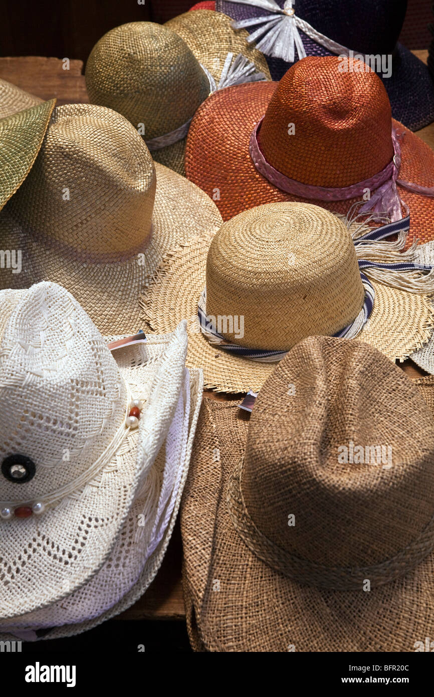 Strohhüte für den Verkauf auf einen Stand auf dem Markt in Gozo - Malta Stockfoto