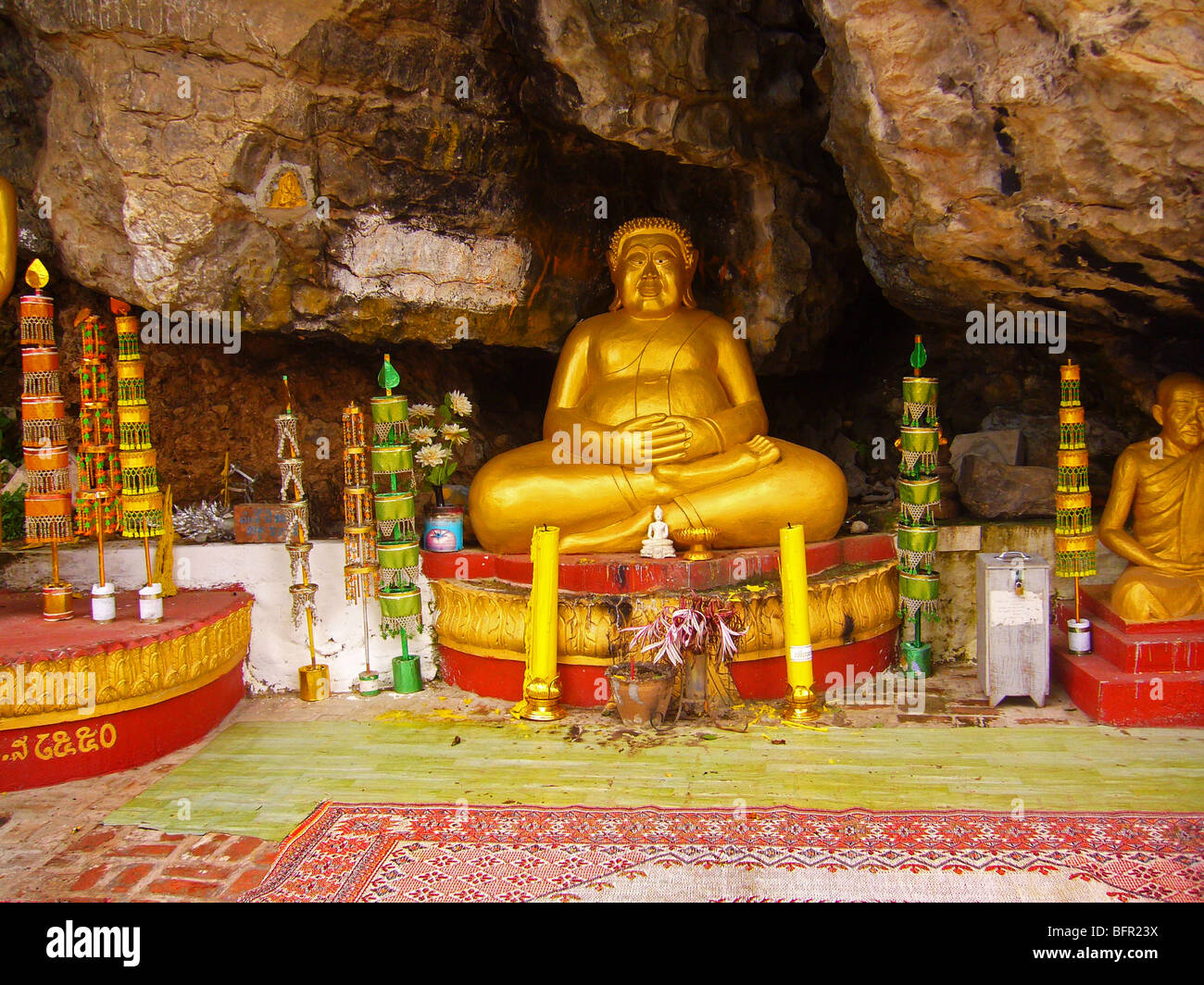 Fat Buddha-Statue in einem Hügel Seite Tempel auf dem Berg Phu Si im Zentrum der alten Stadt Luang Prabang Stockfoto