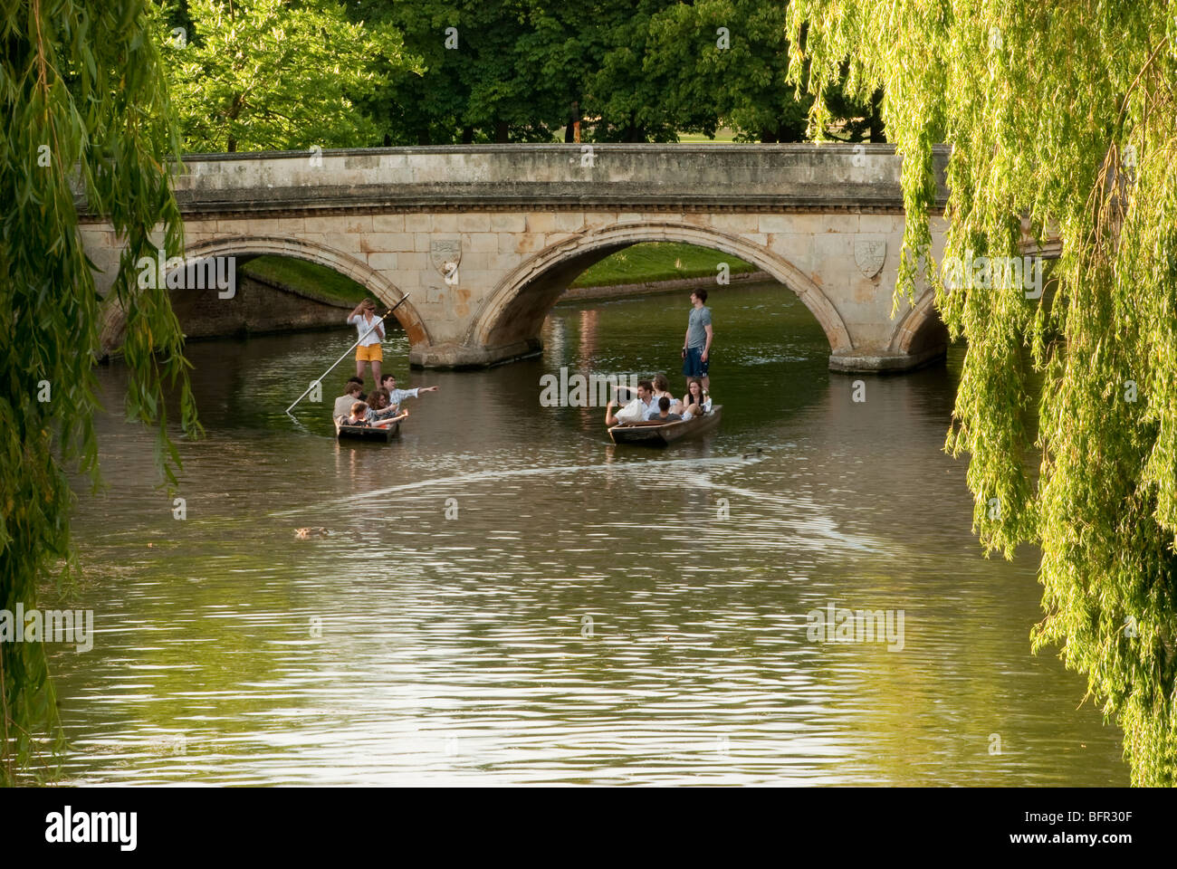 Bootfahren auf dem Fluss Cam in Cambridge an einem lauen Sommerabend mit Clare Bridge im Hintergrund. Stockfoto
