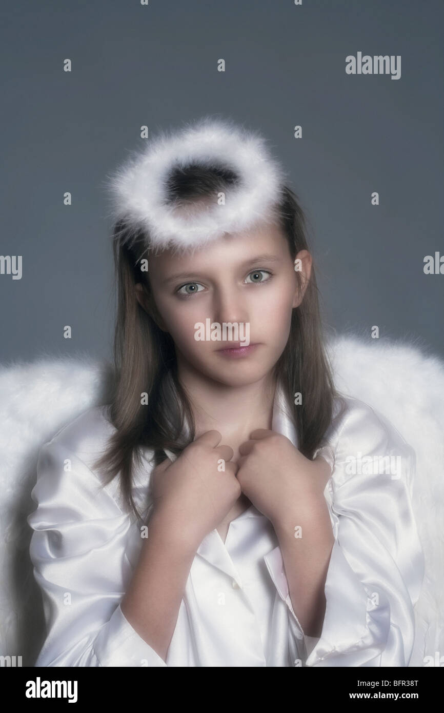 Studio-Porträt eines elf Jahre alten Mädchen als Engel verkleidet Stockfoto