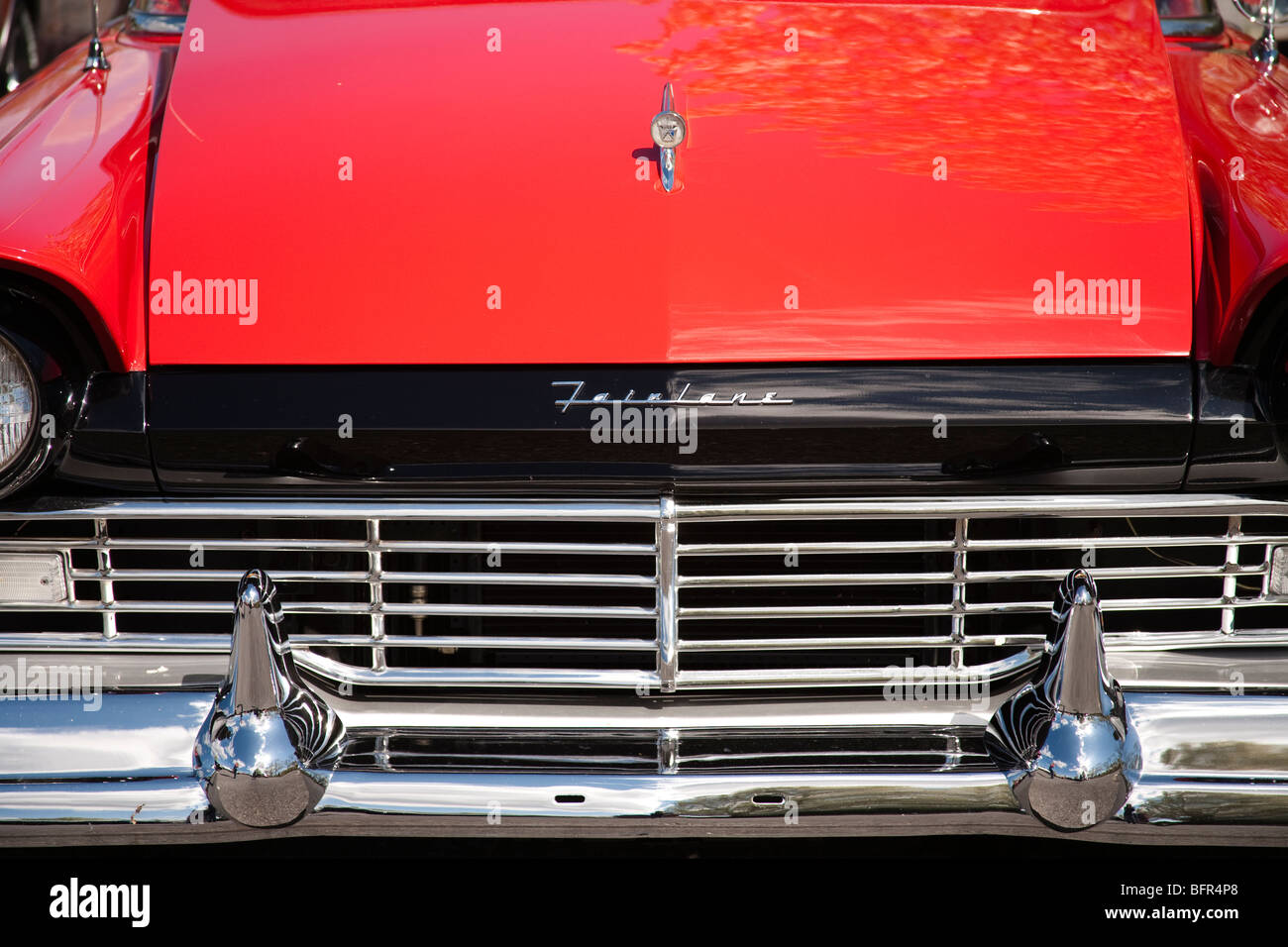Den Grill eines klassischen Automobils Fairlane Stockfoto