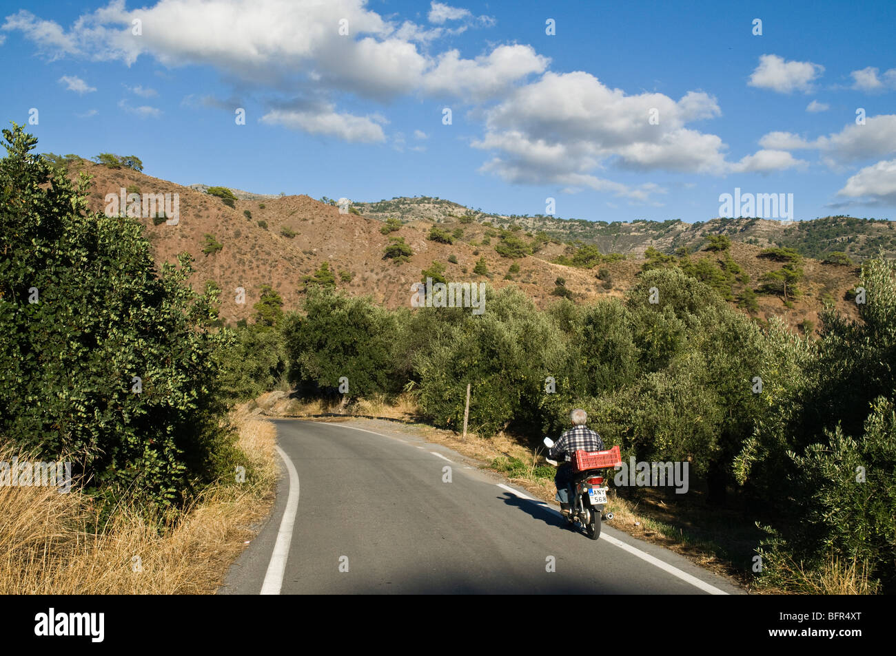 dh Cretan Motorrad Fahrer IERAPETRA GRIECHENLAND KRETA Straße Motorrad Menschen Mountain Motorräder auf offenen Landstraßen Stockfoto