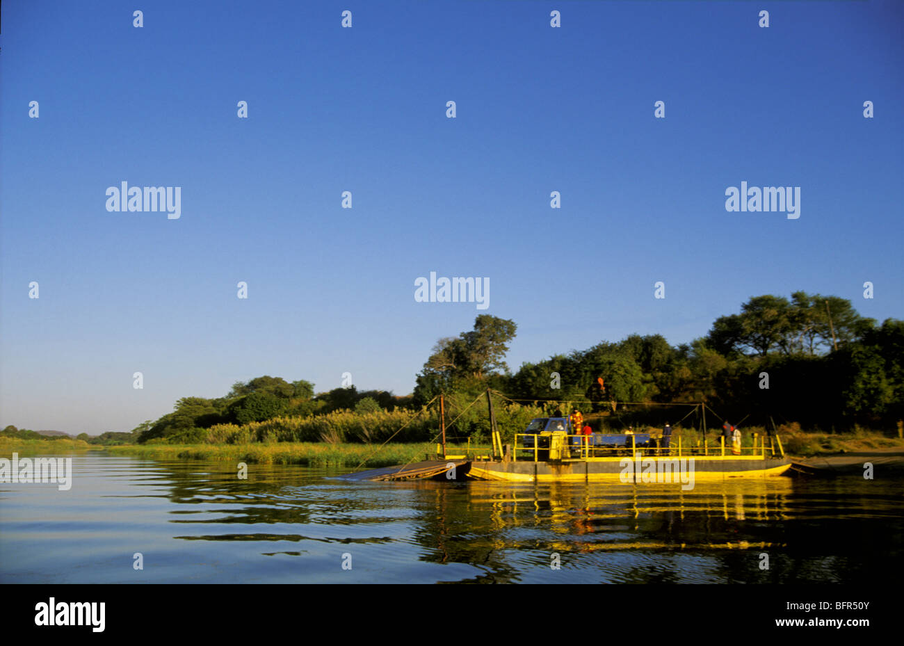 Boot vor Anker an einem privaten Steg am Luangwa River Stockfoto