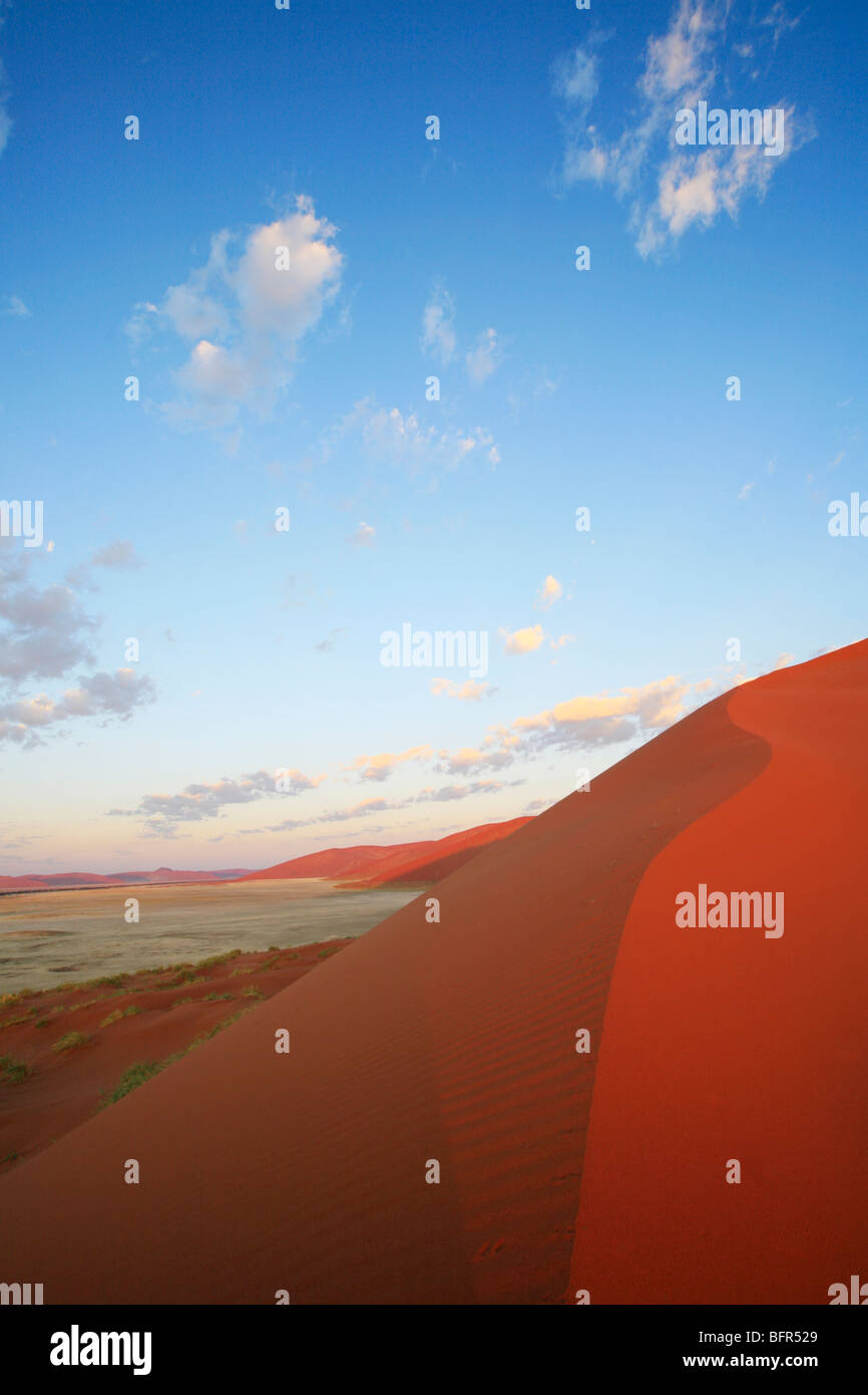 Roten Sanddüne vor einem blauen Himmel gesehen Stockfoto