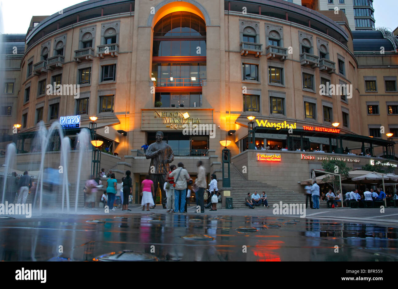 Die Statue von Nelson Mandela in Mandela Square in Sandton in der Abenddämmerung Stockfoto
