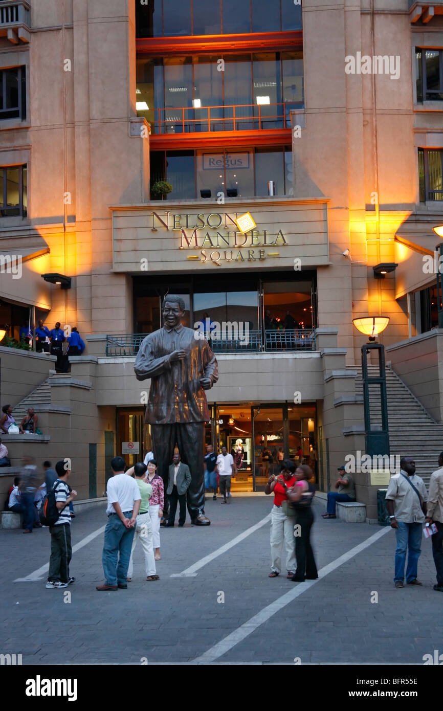 Touristen posiert neben einer Statue von Nelson Mandela in Mandela Square in Sandton Stockfoto