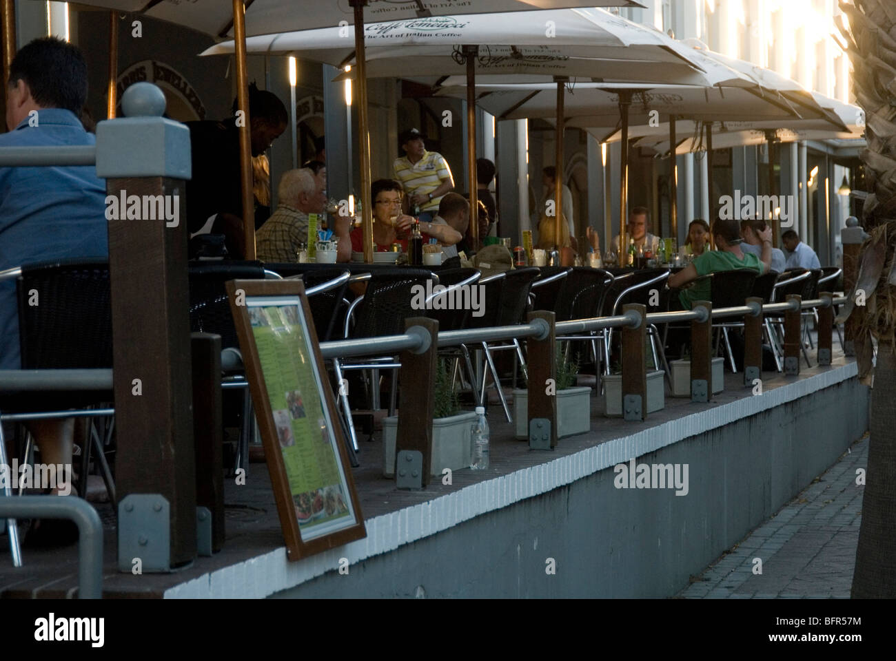 Gönnern an ein Außenrestaurant im Victoria and Alfred Waterfront Stockfoto