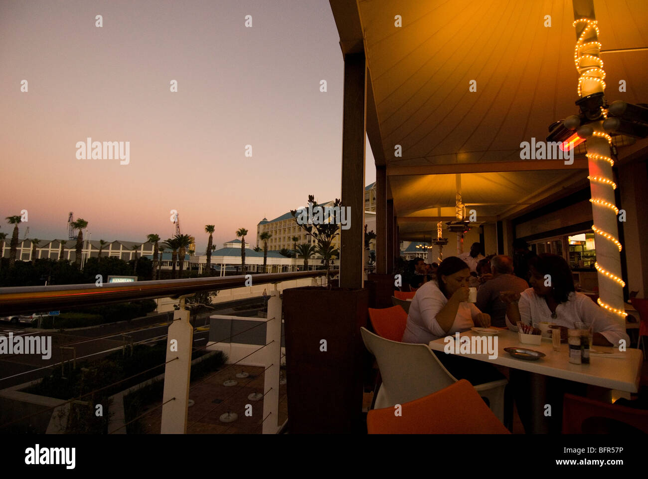 Gönnern an ein Außenrestaurant im Victoria and Alfred Waterfront Stockfoto