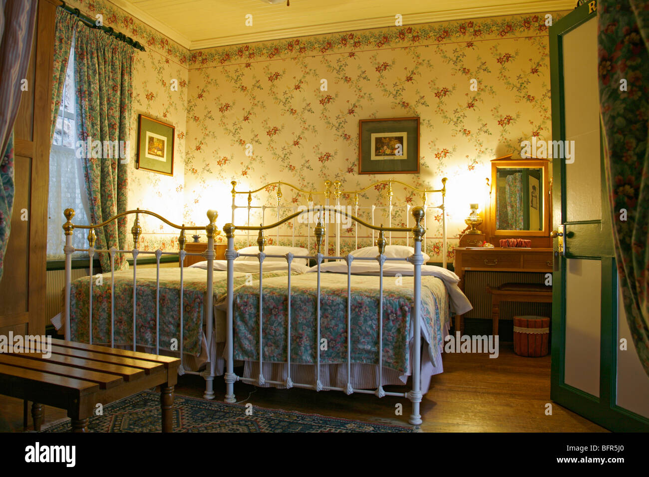 Schlafzimmer Innenraum des Royal Hotel in Pilgrims Rest Stockfoto