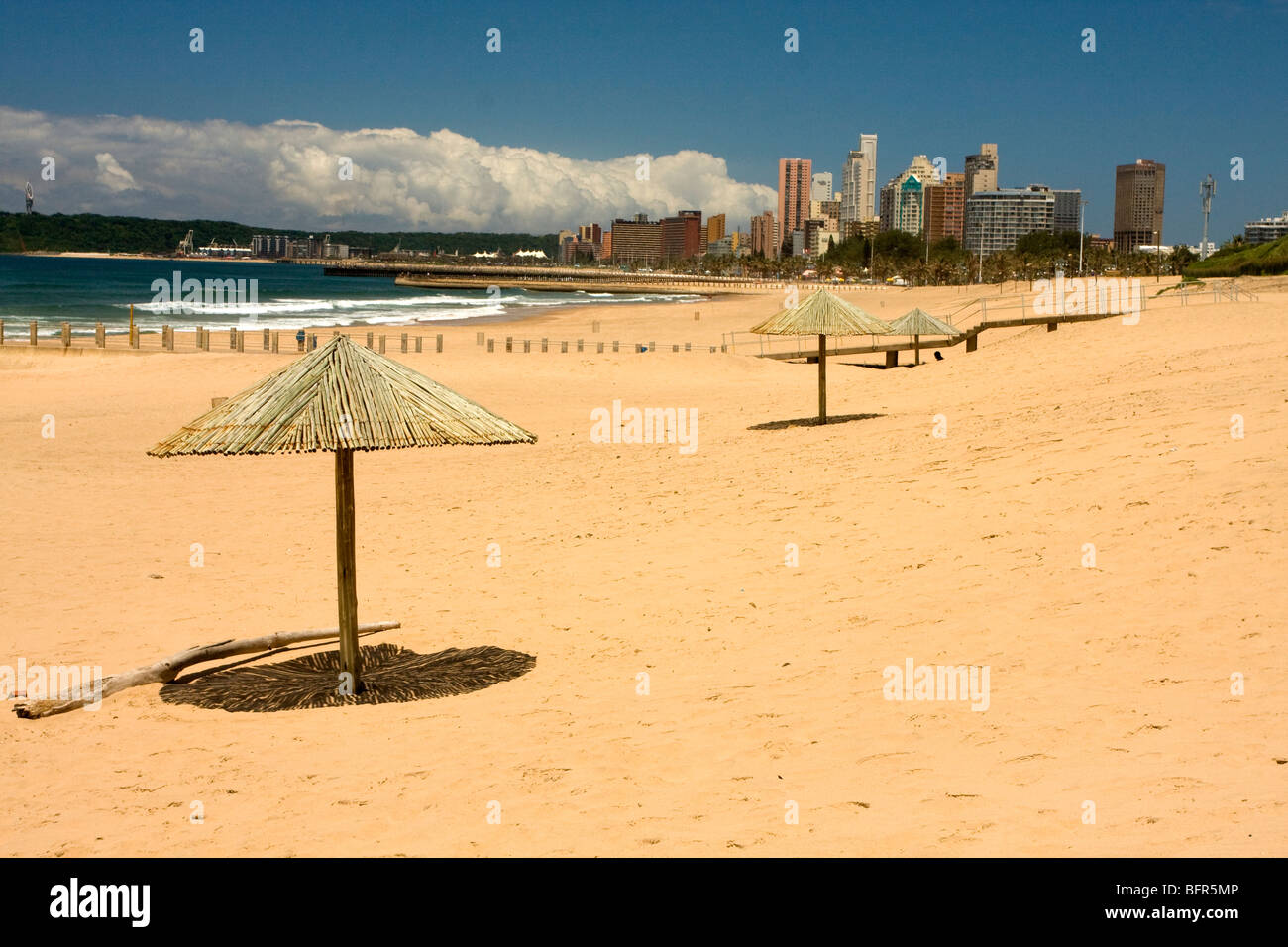 Blick auf Skyline von Durban aus Piraten Strand Stockfoto