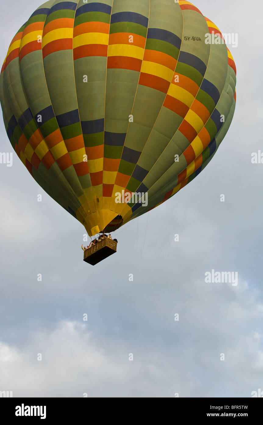 Heißluft-Ballon im Flug Ansicht von unten Stockfoto