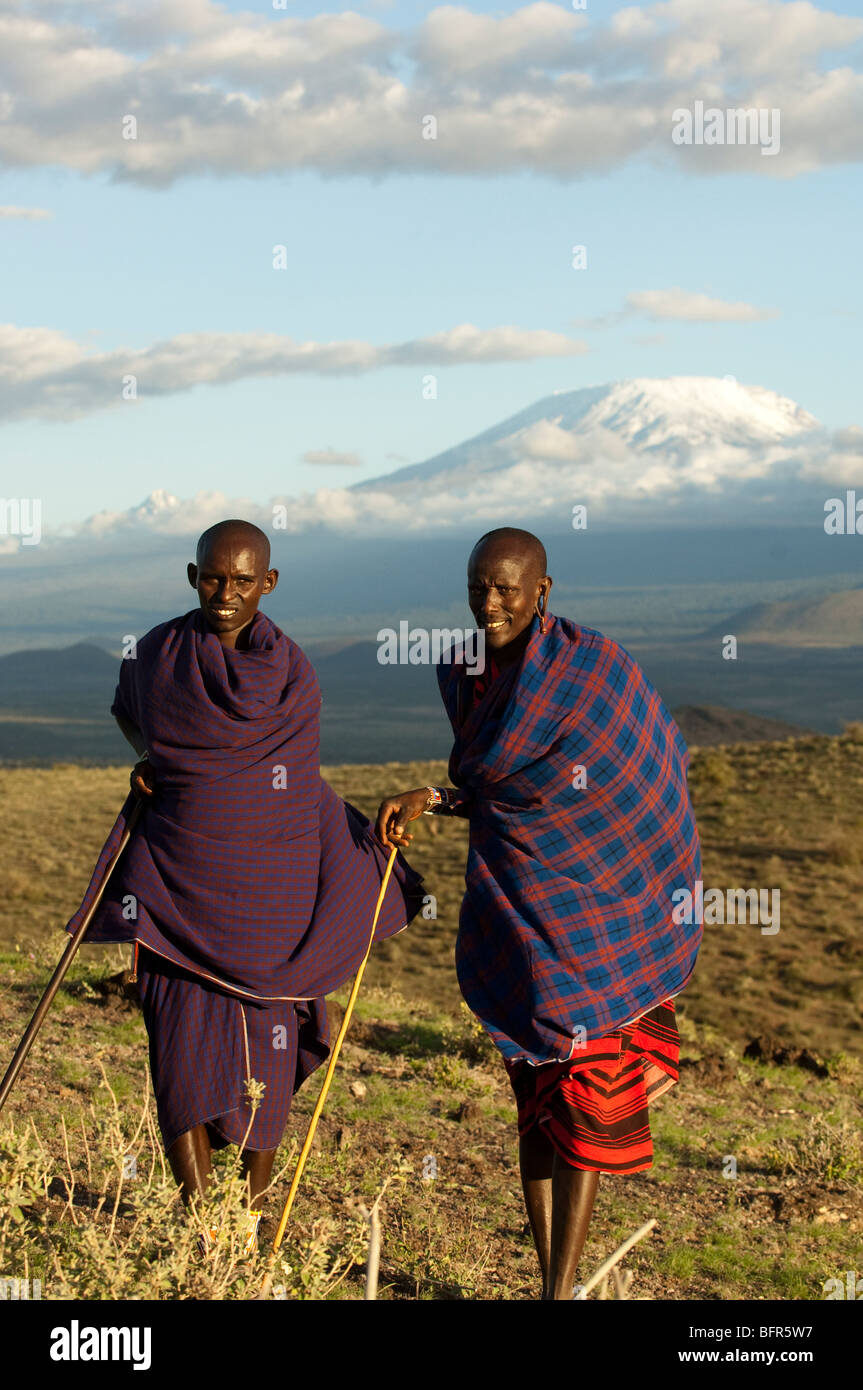 Maasai-Männer mit Kilimanjaro im Hintergrund Stockfoto