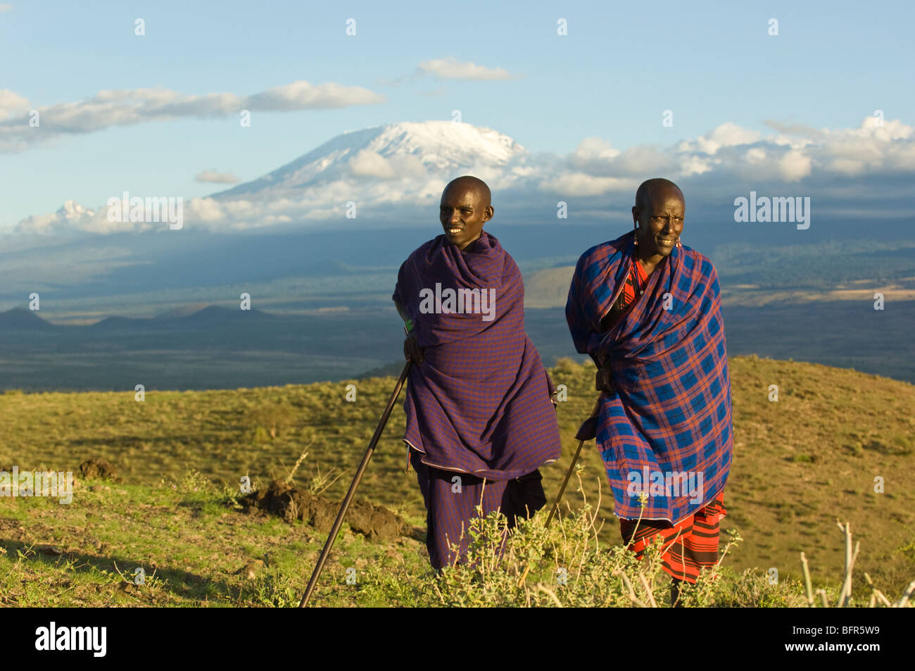 Maasai-Männer mit Kilimanjaro im Hintergrund Stockfoto