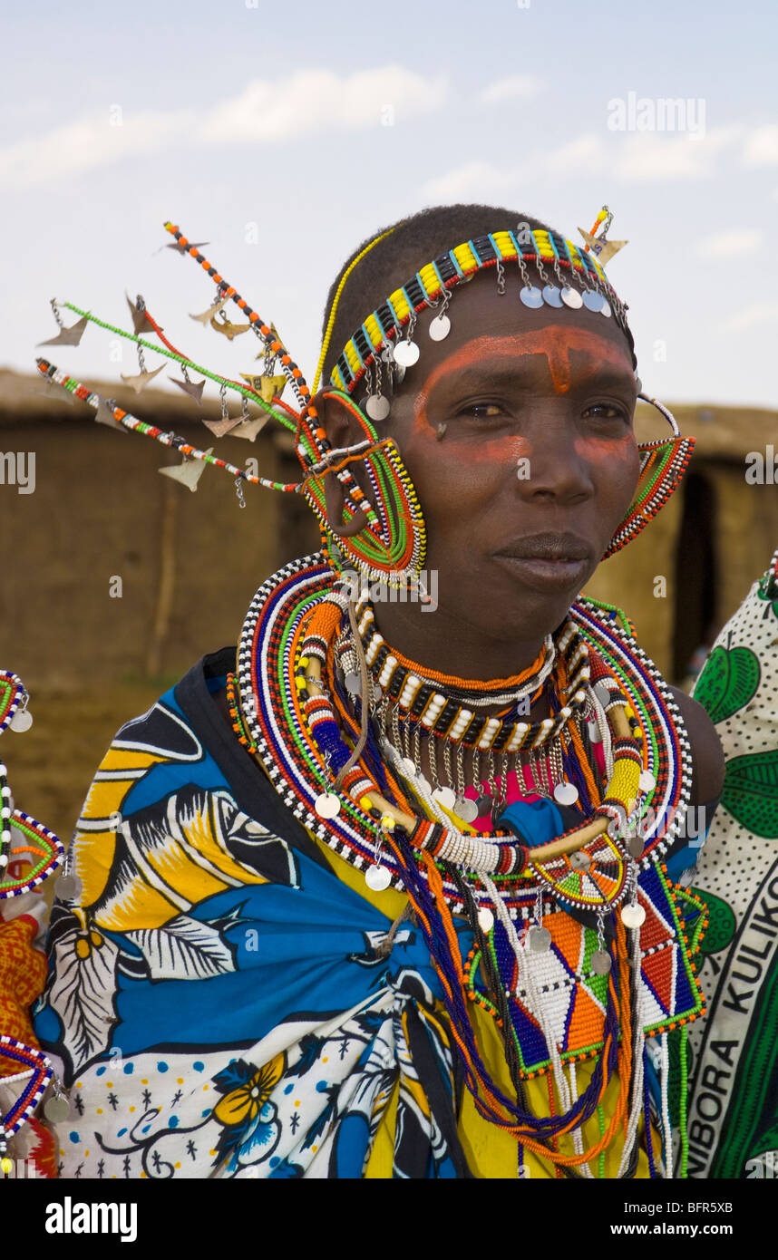 Massai Frau mit bunten Perlen und eine komplizierte Kopfschmuck Stockfoto