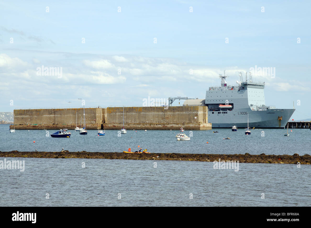 RFA Largs Bay ein Royal Fleet Auxiliary Schiff neben Portland Harbour Dorset England UK Stockfoto