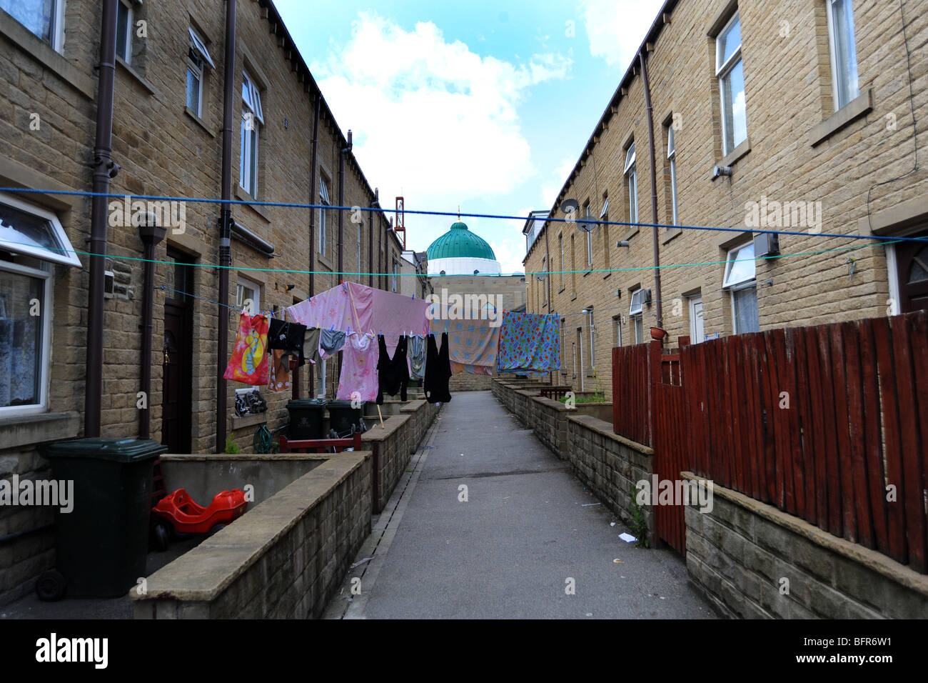 Reihenhaus, wohnen im Schatten der Moschee, Keighley, West Yorkshire, Großbritannien Stockfoto
