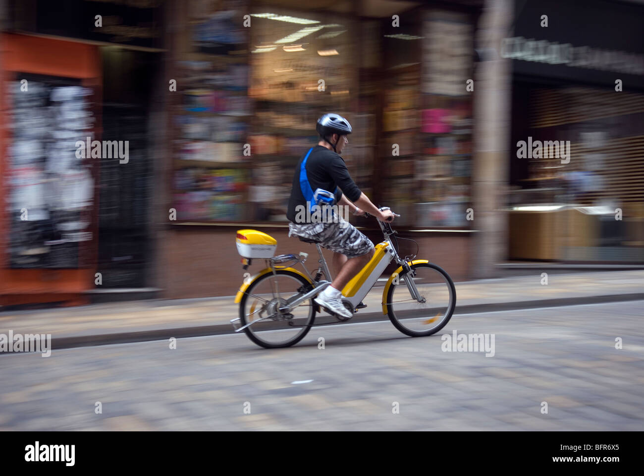 Elektro-Fahrrad im Barri Gotic, Barcelona Stockfoto
