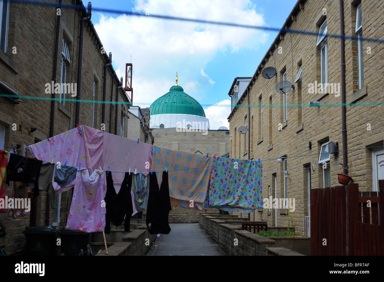 Reihenhaus, wohnen im Schatten der Moschee, Keighley, West Yorkshire, Großbritannien Stockfoto