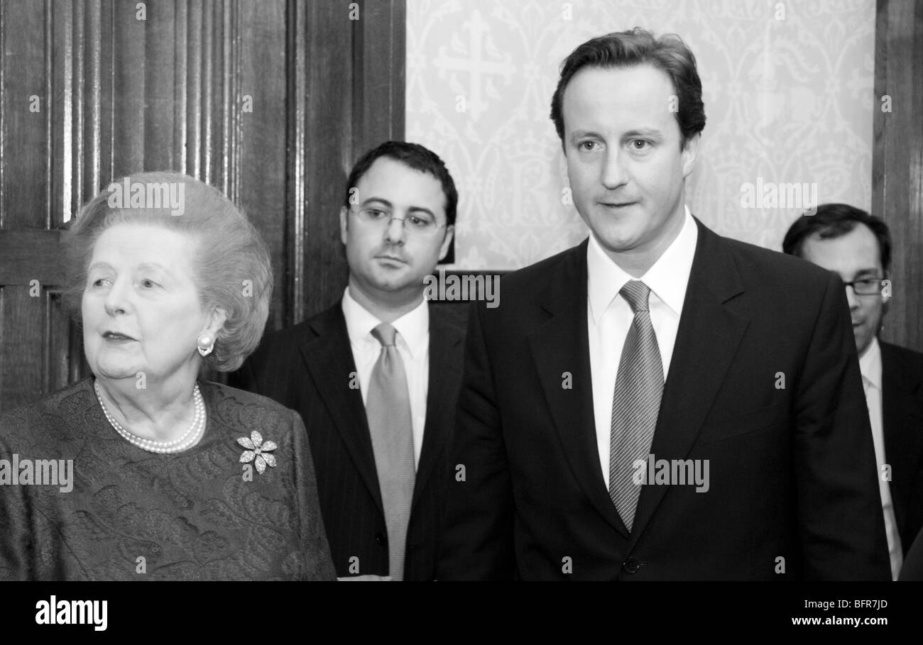 David Cameron und Lady Thatcher besuchen die Shadow Cabinet Room im Parlament, Oktober 2007 Stockfoto