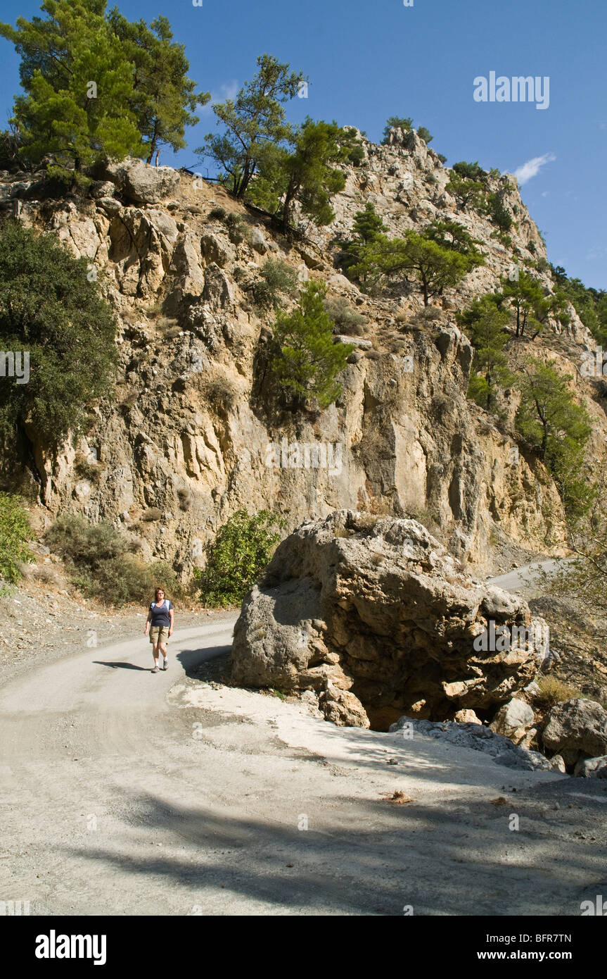 dh Metaxochori Bereich IERAPETRA Griechenland Kreta Tourist Frauen Backpacker kretischen Berg Strecke hinunter Stockfoto