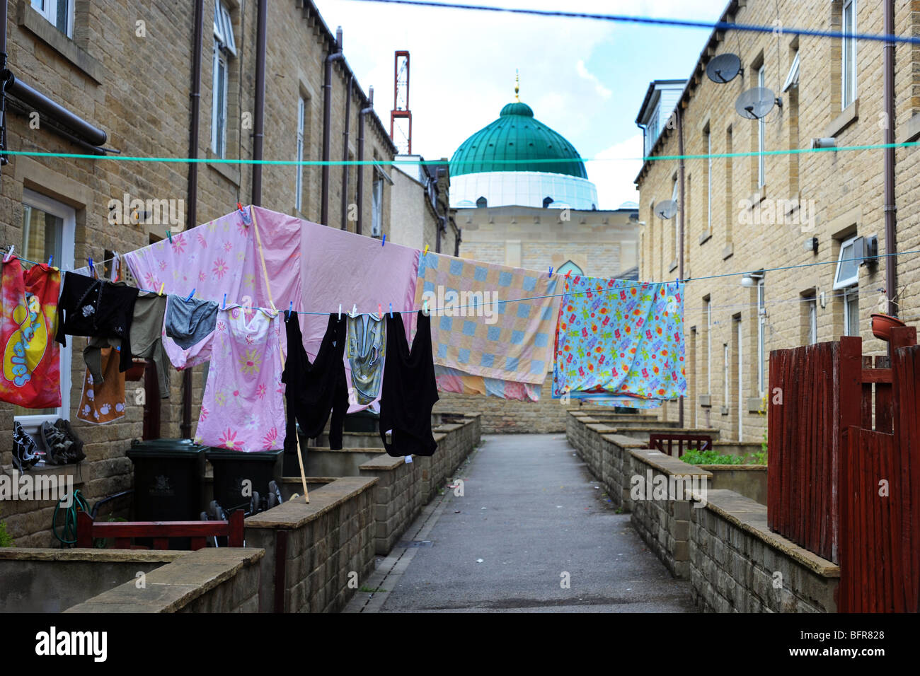 Reihenhaus, wohnen im Schatten der Moschee, Keighley, West Yorkshire, Großbritannien Stockfoto