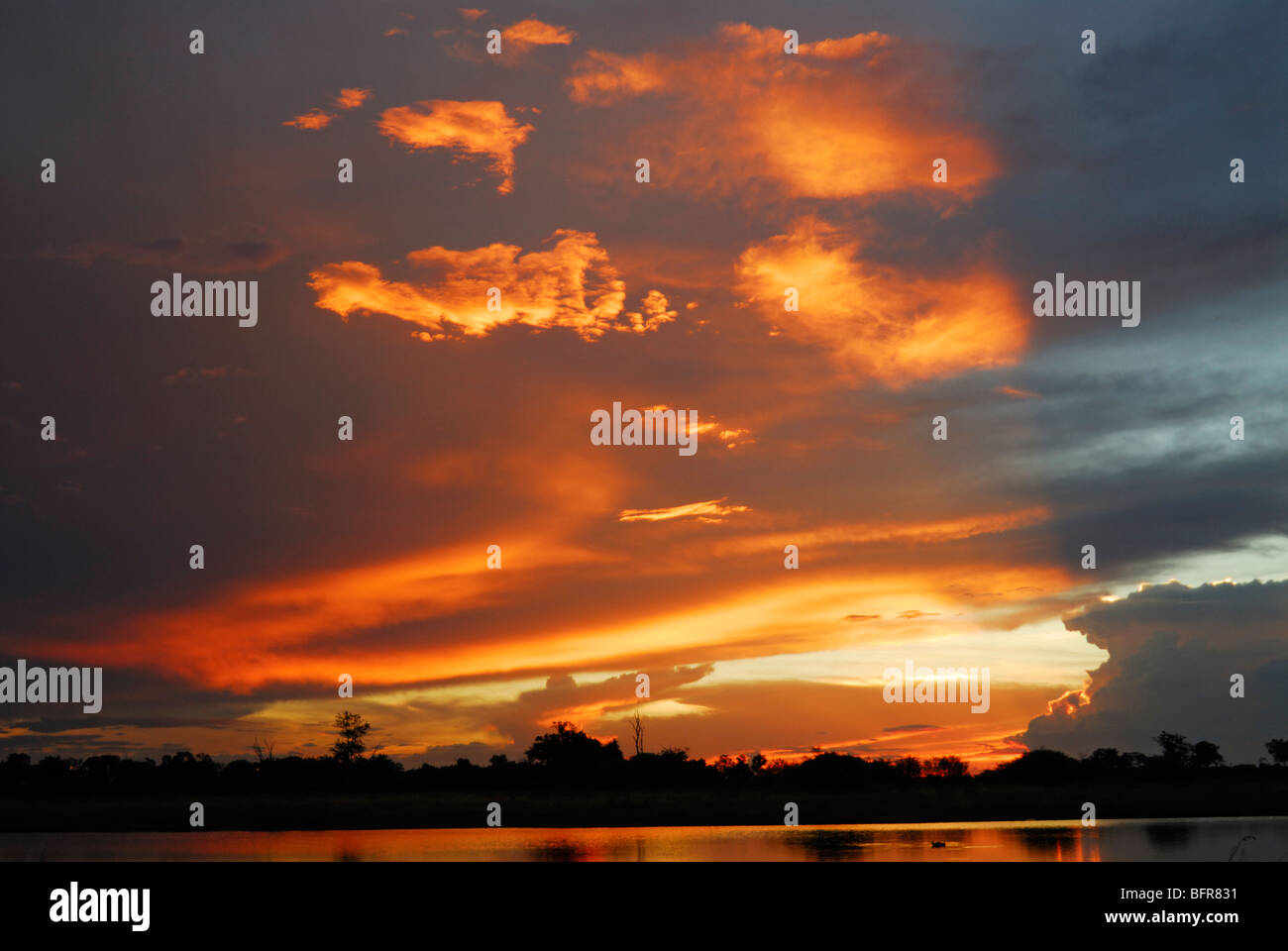Stimmungsvolle Sonnenuntergang mit dramatisch beleuchteten Wolken Stockfoto