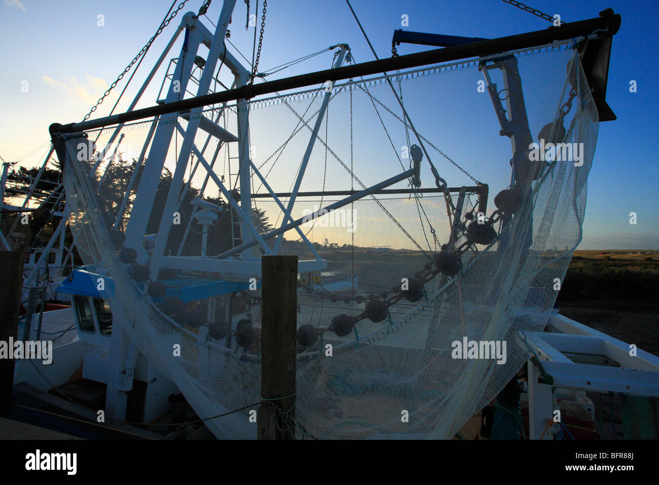 Fischernetze hängen von einem Boot am Brancaster Staithe an der North Norfolk-Küste. Stockfoto