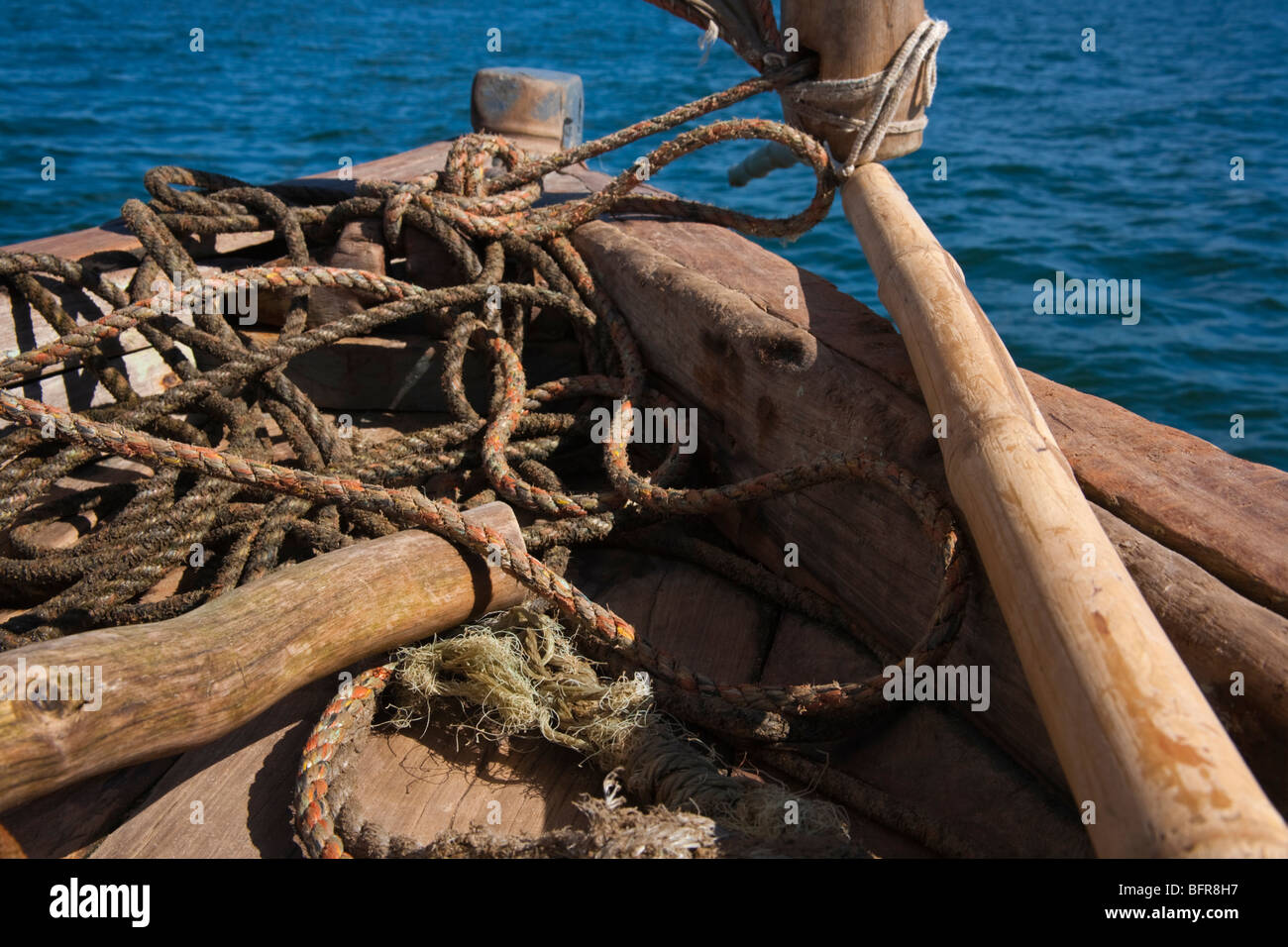 Seil zusammengerollt in den Bug eines Bootes Stockfoto