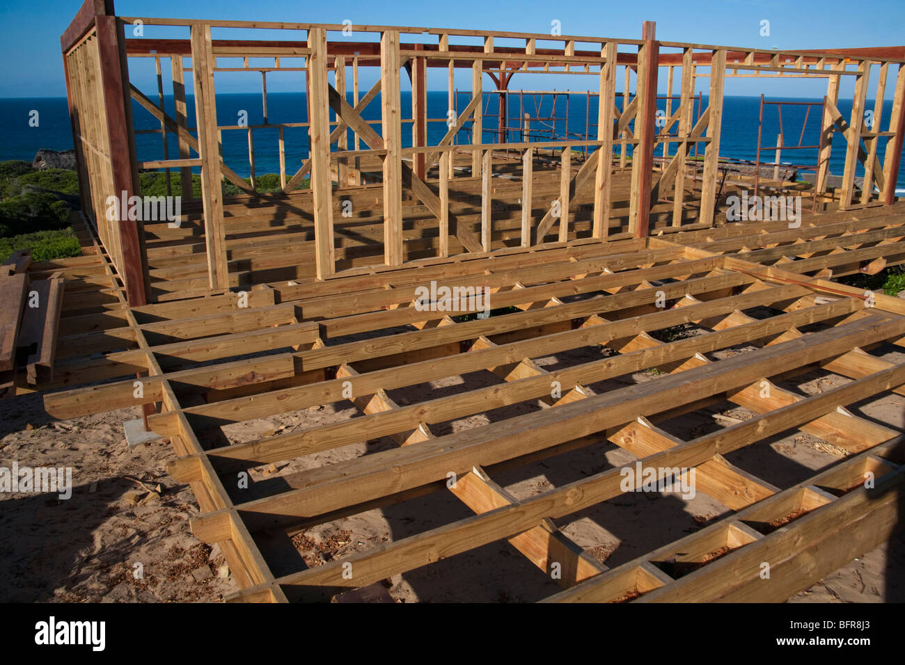 Die Holzkonstruktion eines Hauses an der Küste von Mosambik gebaut Stockfoto