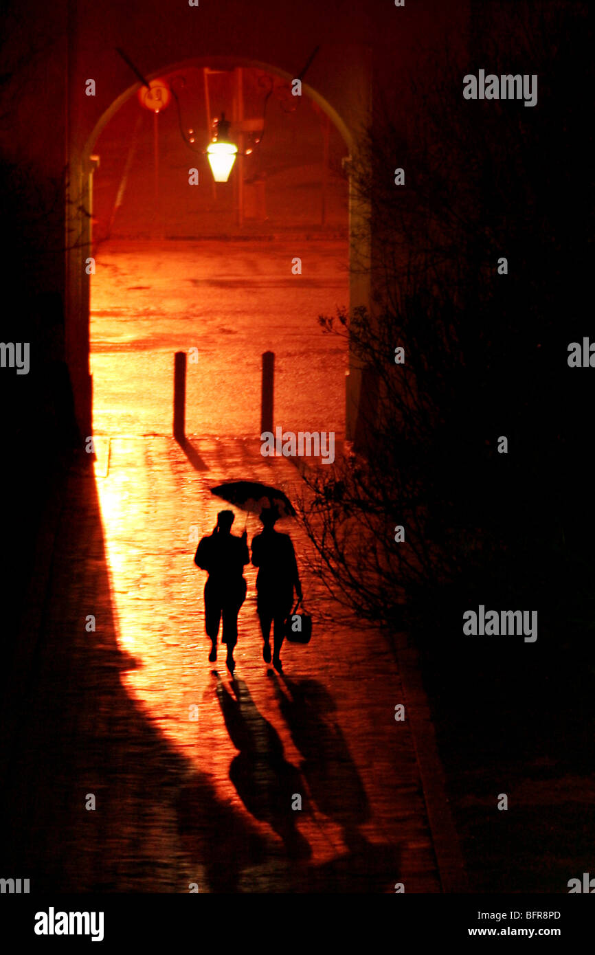Paar im Regen sind unter dem Drosdy-Bogen abhebt. Stockfoto